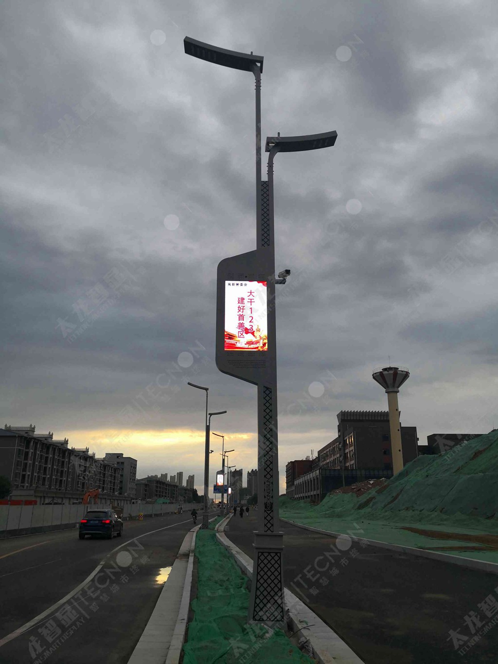 智能LED燈桿屏在西安胡家莊落地！